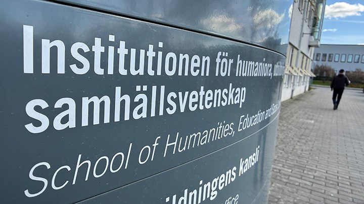 A sign outside Forumhuset, where part of the text “School of Humanities...” (in Swedish) can be read.