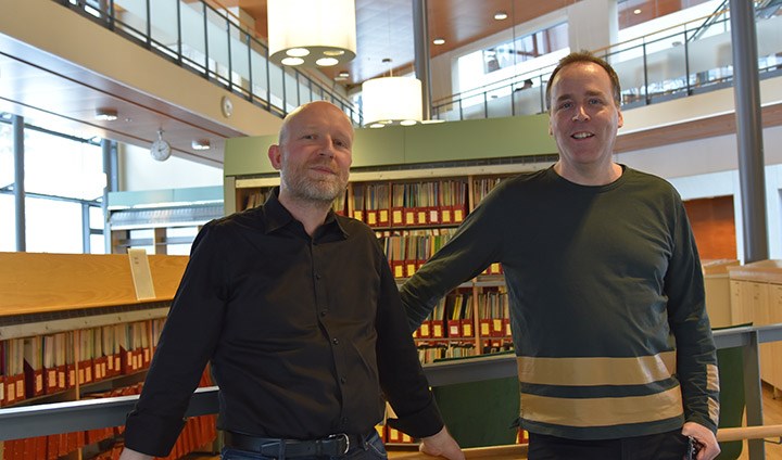 Jon Mikkel Broch Ålvik och Ulrik Volgsten i Musikhögskolans bibliotek.