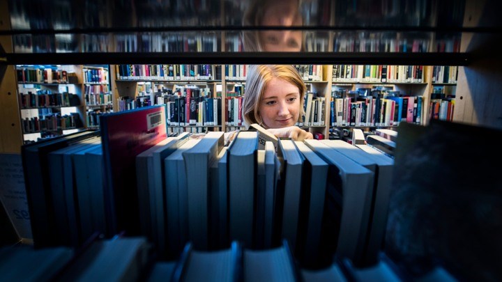 Bild av Örebro student i bibliotek