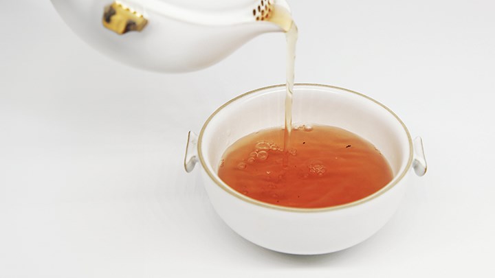 En kopp te med svart bakgrund. 