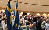 Fanborg med svenska flaggan i biblioteksaulan. 