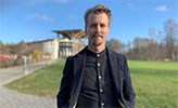 Paul Svensson framför Måltidens hus i Grythyttan.