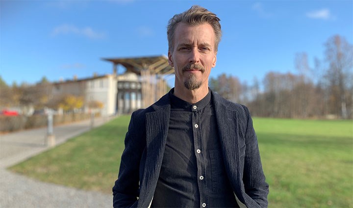 Paul Svensson framför Måltidens hus i Grythyttan.