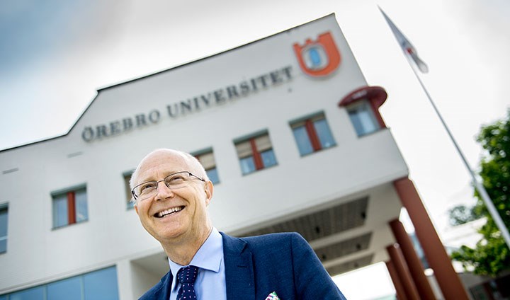 Rektor Johan Schnürer framför Entréhuset på Örebro universitet.