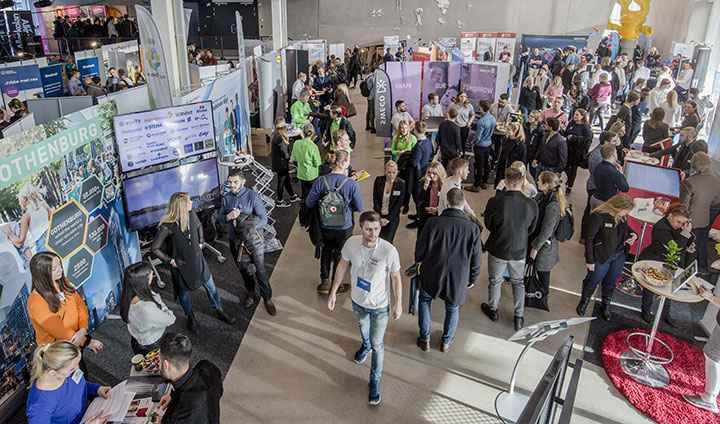 Uställare och studenter på campusmässan