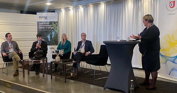 Panel två på scenen.