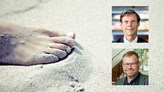 En fot på en strand och inklippta porträtt av forskarna Robert Brummer och Magnus Johansson. 