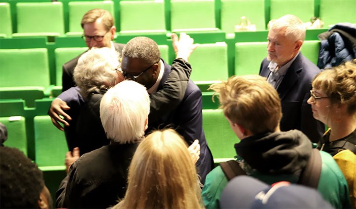 En kvinna kramar Denis Mukwege