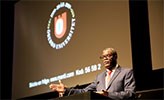 Denis Mukwege i talarstolen i Aula Nova