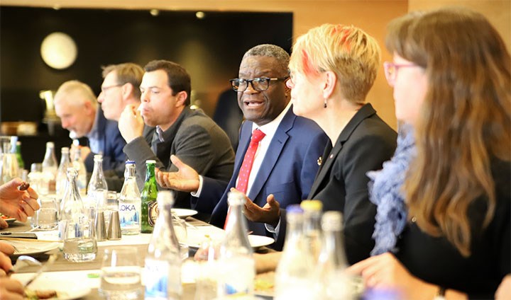 Denis Mukwege äter lunch och samtalar