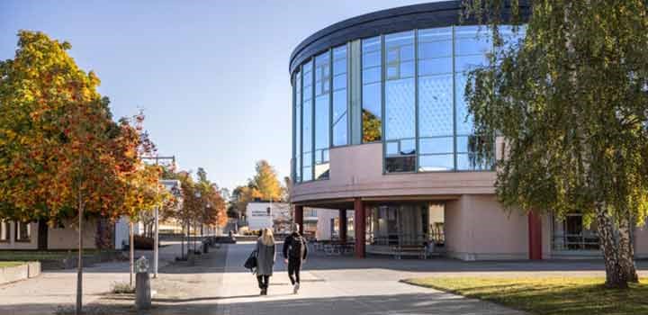 Två studenter som går mot Universitetsbiblioteket.