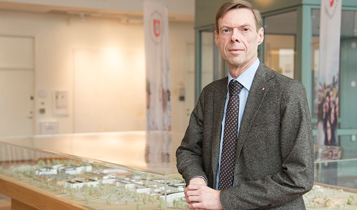 Robert Brummer vid en modell av Örebro universitet. 