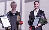 Annika Göran Rodell och Joakim Petersson står med diplom och rött äpple i handen.