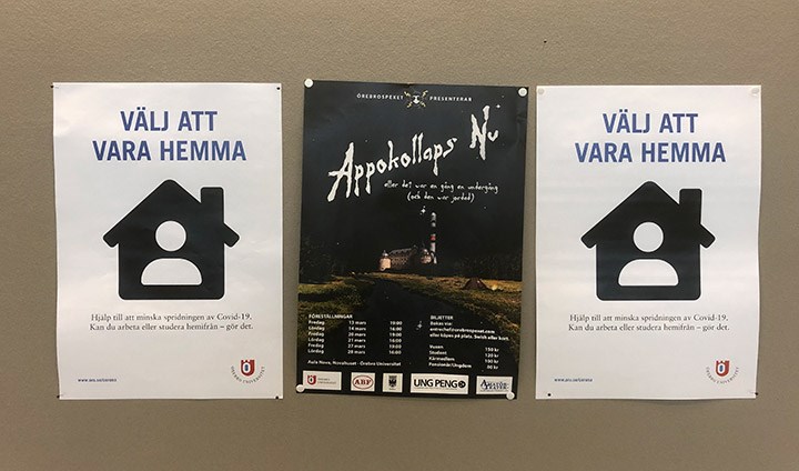 Tre affischer på en anlagstavla. På en av dem står det "Appokalyps nu", på de andra "Välj att vara hemma".
