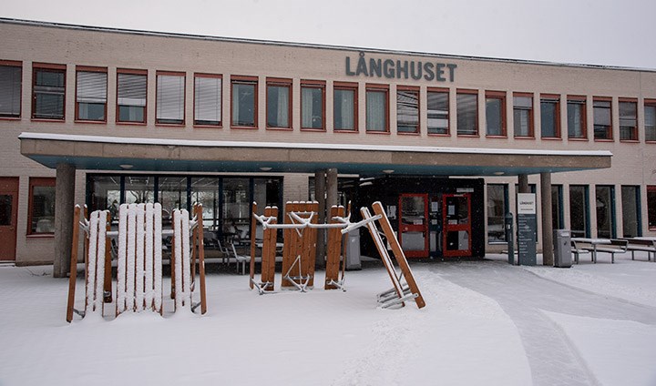 Översnöade bänkar framför Långhuset.
