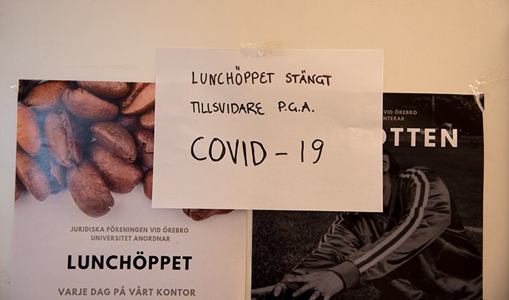 En upptejpad lapp med texten "Lunchöppet stängt tillsvidare pga COVID-19".