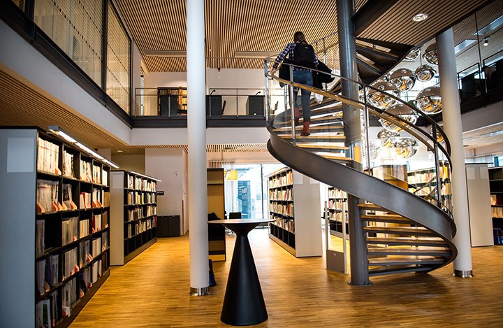 Spiraltrappa inne i X-husets bibliotek