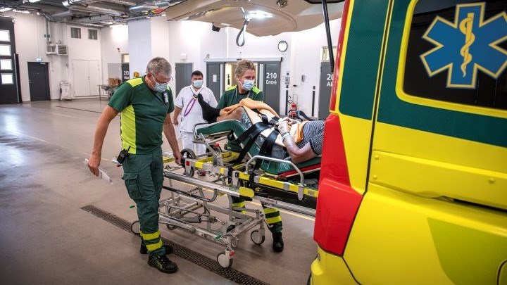 Patient transporteras från ambulans på akuten (Foto: Håkan Risberg, Region Örebro län)