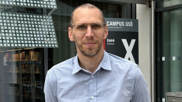 Forskaren Jonas Andersson utanför Campus USÖ, Örebro.