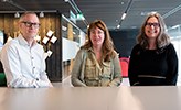 Fredrik Karlsson, Annika Andersson och Karin Hedström sitter vid ett bord. 