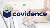 Covidences logotyp i förgrunden och foto på en person som sitter vid en dator i bakgrunden.