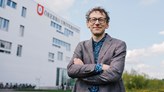 Åke Ingerman framför Novahuset.