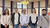 Kemistudenterna Hilda Gustafsson, Axel Moosberg, Malin Hallberg och Kevin Li tillsammans med Leo Yeung, forskare i kemi vid Örebro universitet, som står i mitten av bilden.
