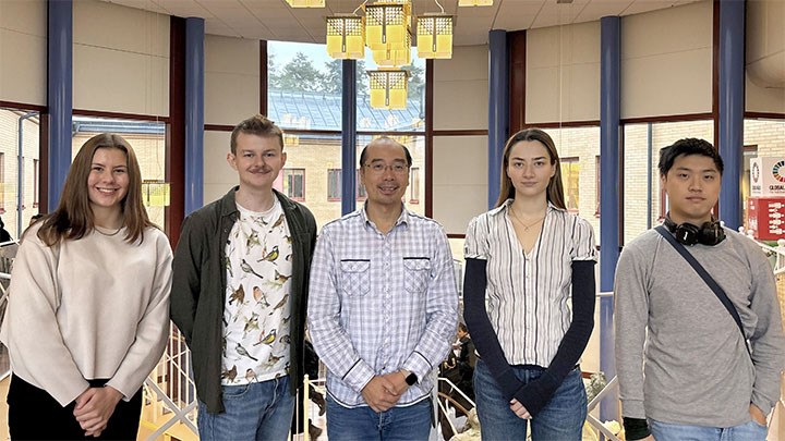 Kemistudenterna Hilda Gustafsson, Axel Moosberg, Malin Hallberg och Kevin Li tillsammans med Leo Yeung, forskare i kemi vid Örebro universitet, som står i mitten av bilden.