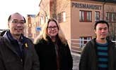 Tre personer framför Prismahuset.