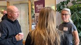 Anna Duberg i samtal med två andra personer.