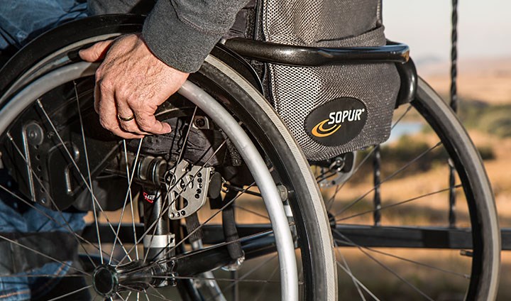 Närbild på en person som sitter i en rullstol.