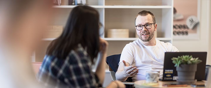 Studenter som pratar med varandra på arbetsmarknadsmässan