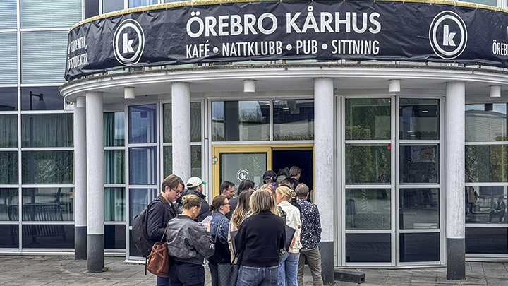 Kön utanför kårhuset.