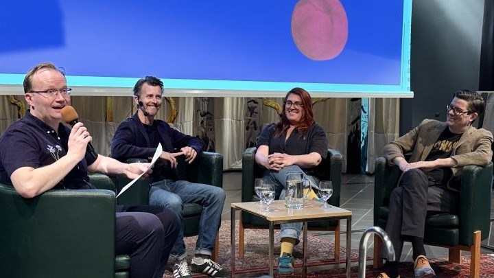 Fyra personer i panelsamtal