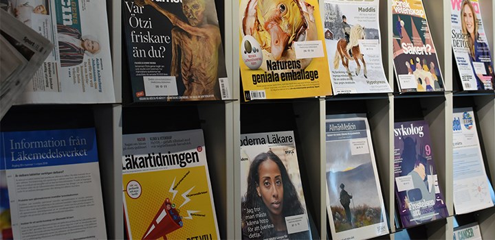 Bild på tidskrifftshyllan i biblioteket på Campus USÖ