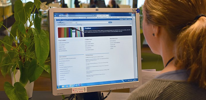 Bild på datorskärm med databasen PubMed framme