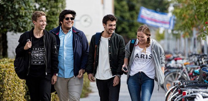 Några studenter på promenad.