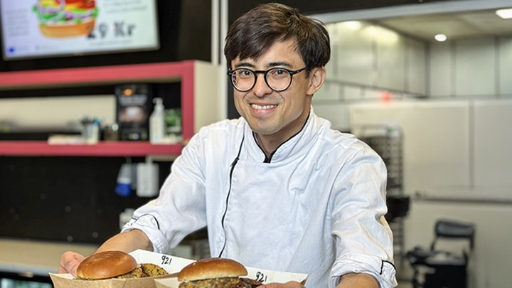 Iuri Baptista serverar burgare.