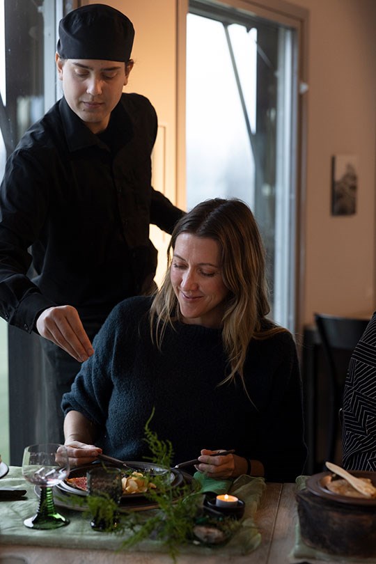 Student serverar mat.