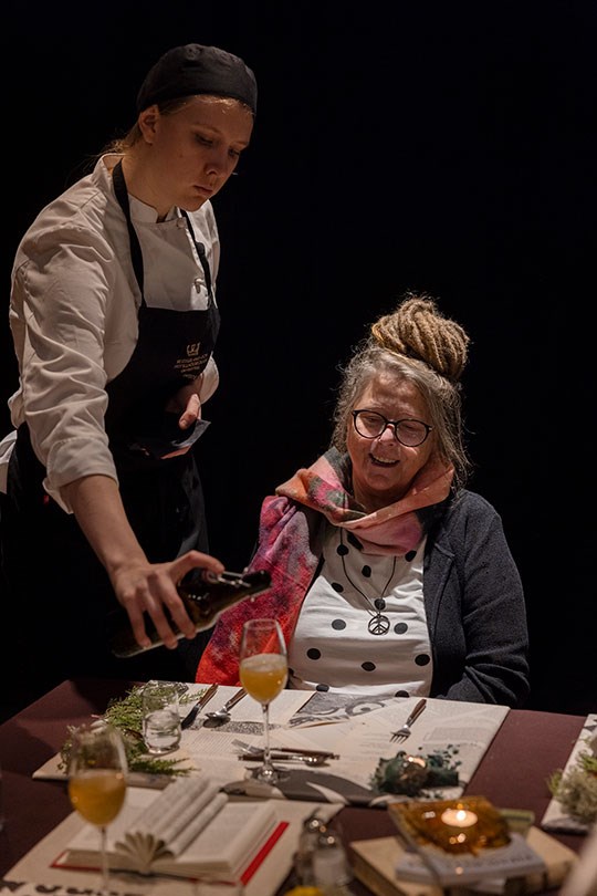 En student serverar dryck.