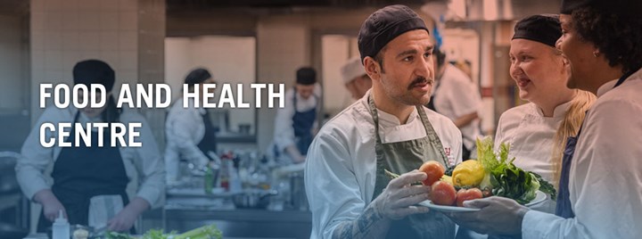 En kvinna som tittar mot kameran och texten Food and Health center.