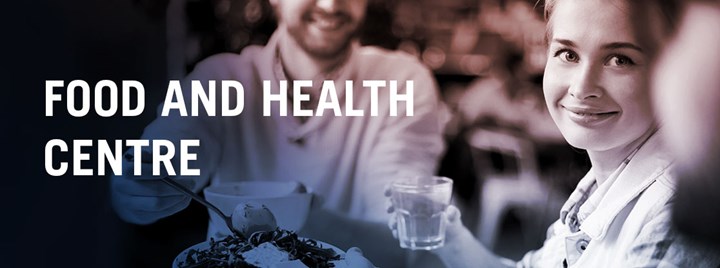 En kvinna som tittar mot kameran och texten Food and Health center.