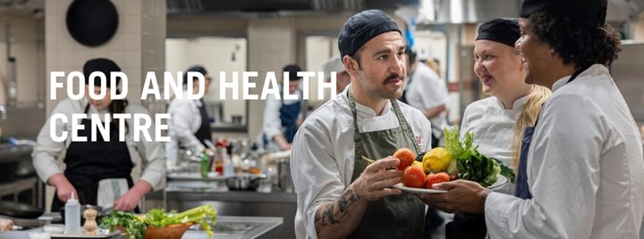 En kvinna som tittar mot kameran och texten Food and Health center.