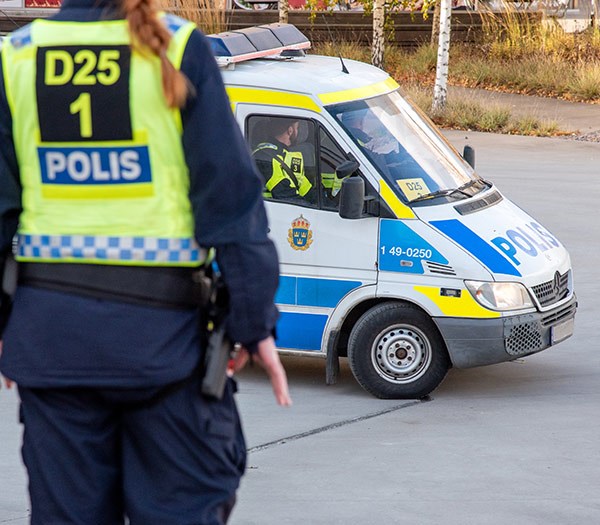 Polisbil och polis på campus.