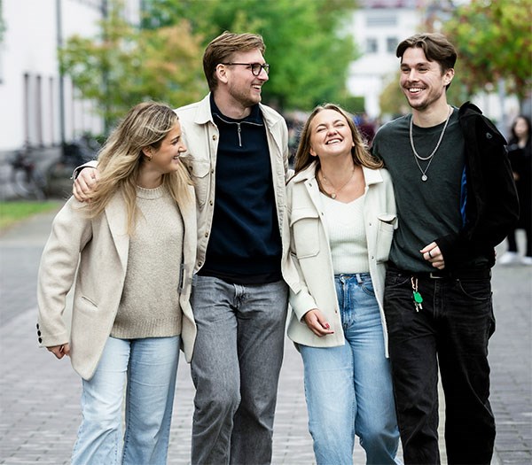 Studenter på campus