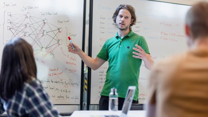 Två kvinnor framför en dator