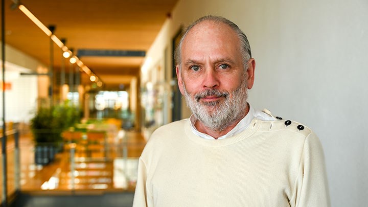 Scott Montgomery, professor i klinisk epidemiologi vid Örebro universitet, har lett studien som ger nya ledtrådar till hur multipel skleros kan uppstå.