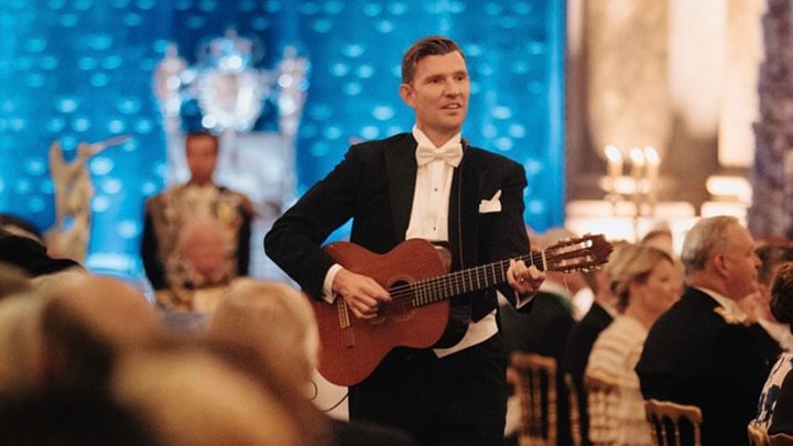 Fredrik Berglund på gitarr i Rikssalen.