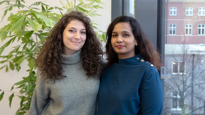 Myrto Chatzopoulou och Jishamol Veettil på Campus USÖ vid Örebro universitet.