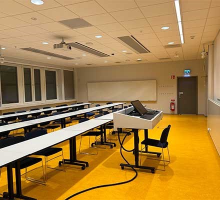 Vy X4425 Stolar och bord på rad och ett teknikbord